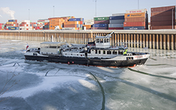 Hafen Wien: Eisbrecher im Einsatz