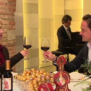 Die Geschmacks-Agentin und Wien Holding-Geschäftsführer Kurt Gollowitzer beim Dreh für "Österreich hat Geschmack" im Mozarthaus Vienna © Product Placement International