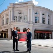 v.l.n.r.: Stadtrat Peter Hanke und Wien Holding-Geschäftsführer Kurt Gollowitzer vor dem neu sanierten Raimund Theater. © Eva Kelety