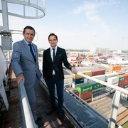 v.l.n.r. Wirtschaftsstadtrat Peter Hanke und Wien Holding-Geschäftsführer Kurt Gollowitzer im Hafen Wien 1 (c) David Bohmann