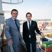 v.l.n.r. Wirtschaftsstadtrat Peter Hanke und Wien Holding-Geschäftsführer Kurt Gollowitzer im Hafen Wien 2 (c) David Bohmann