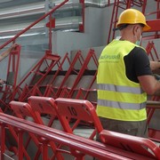 Abbau Tribünenstühle (c) BauKarussell