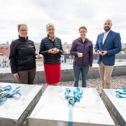 v.l.n.r. Betriebsleiterin der Wiener Bezirksimkerei Adriana Traunmüller, Wien Holding-Geschäftsführerin Sigrid Oblak, Imkerin Maria Binder, base-Geschäftsführer Thomas Lebinger (c) David Bohmann