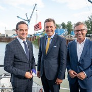 v.l.n.r.: Kurt Gollowitzer (GF Wien Holding), Peter Hanke (Wirtschaftsstadtrat), Magnus Brunner (Umweltstaatssekretär) © David Bohmann