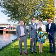 v.l.n.r. Central Danube-Geschäftsführer Gerd Krämer, Bräutigam Armin Radlherr, Braut Sophie Wagner und Wien Holding-Geschäftsführer Kurt Gollowitzer © Eva Kelety