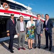 v.l.n.r. Kapitän Rene Sowa, Central Danube-Geschäftsführer Gerd Krämer, Bräutigam Armin Radlherr, Braut Sophie Wagner und Wien Holding-Geschäftsführer Kurt Gollowitzer © Eva Kelety