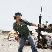 Susan Meiselas, Sandinistas at the walls of the Estelí National Guard headquarters. Estelí, Nicaragua, 1979 © Susan Meiselas / Magnum Photos