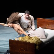 Eric Cutler (Peter Grimes) & Gieorgij Puchalski (John, sein Gehilfe) © Monika Ritterhaus