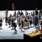 Eric Cutler (Peter Grimes), Andrew Foster-Williams (Balstrode, ein ehemaliger Kapitän), Ensemble & Arnold Schoenberg Chor © Monika Ritterhaus