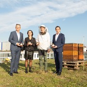 v.l.n.r. Friedrich Lehr, Doris Pulker-Rohrhofer (Geschäftsführer*innen Hafen Wien), Stadtimker Felix Munk, Kurt Gollowitzer (Geschäftsführer Wien Holding) © Barbara Nidetzky