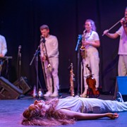 Ensemble „zwischen uns“ (Andrea Edlbauer, Saxophon; Gregor Fussenegger, Violine; Daniel Holzleitner, Posaune; Julia Mikusch; Schauspiel und Constantin Hemetsberger alias Hruod Seekind, Texte und elektronisches Sounddesign) © Wolfgang Simlinger