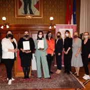 v.l.n.r.: Martina Madner (Frauennetzwerk Medien), Vizebürgermeisterin und Frauenstadträtin Kathrin Gaál, Preisträgerin 2021 Silvana Meixner, Preisträgerin 2022 Manuela Raidl, Journalistin Tanja Maljartschuk, die Gewinnerin Jungjournalistinnenpreises 2022 Christina Pausackl, die Gewinnerin des Jungjournalistinnenpreises 2021 Eja Kapeller, Wien Holding-Geschäftsführerin Sigrid Oblak, Barbara Haas (Styria Media Group) und Alexandra Wachter (Frauennetzwerk Medien) © Barbara Nidetzky