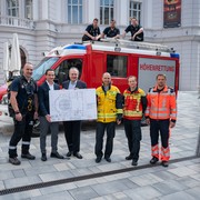 Wien Holding-GF Kurt Gollowitzer und VBW-GF Franz Patay (mit Tafel), Referatsleiter Berufsfeuer Georg Schwarzott (in rot) © David Bohmann