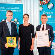v.l.n.r. Christian Holzer (Sektionschef für Umwelt und Kreislaufwirtschaft), Barbara Staudinger (Direktorin Jüdisches Museum Wien), Jürgen Meindl (Sektionschef für Kunst und Kultur) bei der Überreichung © Karlovits/BMLV