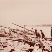 Abb. 2: Trotz des Einsatzes schwerer Gerätschaft mussten viele Arbeiten per Hand verrichtet werden, hier etwa das Ausladen der Pflastersteine im Juni 1940; Archiv Hafen Wien