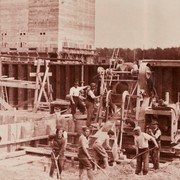 Abb. 4: Diese Abbildung zeigt die Betonierung der Ankerplatte für die Spundwandverankerung durch die leider namenlos gebliebenen Arbeiter. Die Arbeiten erfolgten laut der Bildlegende zwischen Juli 1940 und Mai 1941; Archiv Hafen Wien