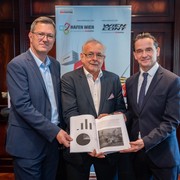 v.l.n.r. Fritz Lehr (GF Hafen Wien), Univ.-Prof. DDr. Oliver Rathkolb (Projektleiter), Dr. Kurt Gollowitzer (GF Wien Holding) © David Bohmann