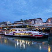 Twin City Liner am Schwedenplatz © Eva Kelety