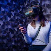 Frau mit VR-Brille © David Bohmann