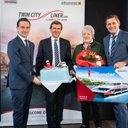 Wien Holding-Geschäftsführer Kurt Gollowitzer, GD Stv. Raiffeisenlandesbank NÖ-Wien Reinhard Karl, Gewinnerin Elisabeth Schweiger und Stadtrat Peter Hanke © David Bohmann