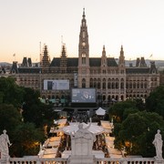 Gesamtansicht des 32. Film Festival auf dem Wiener Rathausplatz 2022 © stadt wien marketing, Theresa Wey