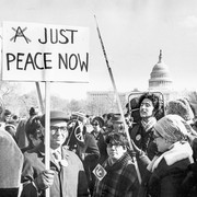 Der Sozialpsychologe und Friedensforscher Herbert C. Kelman bei einer Demonstration gegen den Vietnamkrieg in Washington, D.C. Undatiert. © Herbert C. Kelman Institute for Interactive Conflict Transformation
