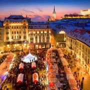 Der Twin City Liner bringt Passagier*innen im Advent wieder zu den schönsten Weihnachtsmärkten in Bratislava © visitbratislava.com