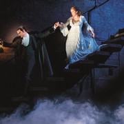 DAS PHANTOM DER OPER: Anton Zetterholm (Das Phantom) & Lisanne Clémence Veeneman (Christine Daaé) © VBW / Deen van Meer