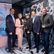 v.l.n.r.: Roland Geyer (Geschäftsführer Johann Strauss 2025 Wien), Ursula Berner (Die Grünen Wien, stv. für Bezirksvorsteher 7. Bezirk), Deborah Sengl (Künstlerin), Kurt Gollowitzer (Geschäftsführer Wien Holding), Simon Posch (Geschäftsführer Johann Strauss 2025 Wien) © Markus Wache