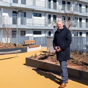 „Be a Mensch“ – Gemeindebau offiziell nach Willi Resetarits benannt