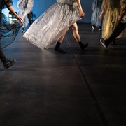 In Kooperation mit ImPulsTanz spürt das Dance On Ensemble, in einer Choreografie von Mathilde Monnier, mit MUSIQUE – In the Spirit of Johann Strauss (10., 12. Mai) dem Geist vergangener Ballnächte nach – intensiv, geisterhaft und ganz ohne Nostalgie. © Marc Coudrais