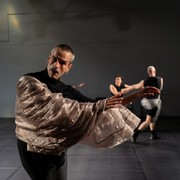 In Kooperation mit ImPulsTanz spürt das Dance On Ensemble, in einer Choreografie von Mathilde Monnier, mit MUSIQUE – In the Spirit of Johann Strauss (10., 12. Mai) dem Geist vergangener Ballnächte nach – intensiv, geisterhaft und ganz ohne Nostalgie. © Marc Coudrais