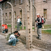 Besucherinnen in der Gedenkstätte Auschwitz-Birkenau, Oświęcim, Polen 2008 (c) Roger Cremers