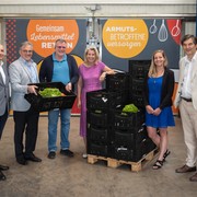v.l.n.r.: Hermann Norsen, (Fa. Sabex), Fevzi Serdar Renda (Fa. Sabex), KommR Ewald Schwarz (WKW-Obmann Agrarhandel), Alexandra Gruber (Geschäftsführerin Die Tafel Österreich), Stefanie Wagner (Geschäftsführerin GMW Großmarkt Wien Betrieb GmbH), Ismail Karabulut (Geschäftsführer Fa. Sabex) © David Bohmann