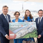 v.l.n.r.: Hafen Wien-Geschäftsführung Fritz Lehr & Doris Pulker-Rohrhofer, Wirtschaftsstadträtin Barbara Novak, Wien Holding-Geschäftsführer Kurt Gollowitzer © David Bohmann