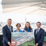 v.l.n.r.: Hafen Wien-Geschäftsführung Fritz Lehr & Doris Pulker-Rohrhofer, Wirtschaftsstadträtin Barbara Novak, Wien Holding-Geschäftsführer Kurt Gollowitzer © David Bohmann