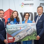 v.l.n.r.: Wien Holding-Geschäftsführer Kurt Gollowitzer, Wirtschaftsstadträtin Barbara Novak, Hafen Hien Geschäftsführung Doris Pulker-Rohrhofer & Fritz Lehr © David Bohmann