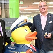 Admiral Duck begrüßt Reisende am Flughafen Wien