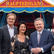 Das Roncalli-Zelt für die Weltpremiere steht
