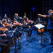 Das Ensemble Ionisation Instrumentale im MUK.theater unter Leitung von Roland Freisitzer. © Simlinger / MUK